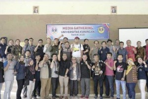 Rektor Uniku berfoto bersama dengan jurnalis Kuningan usai acara.